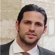 Profesor que imparte clases en materias relacionadas con el Derecho y la Economía, para universitarios, adultos y escolares